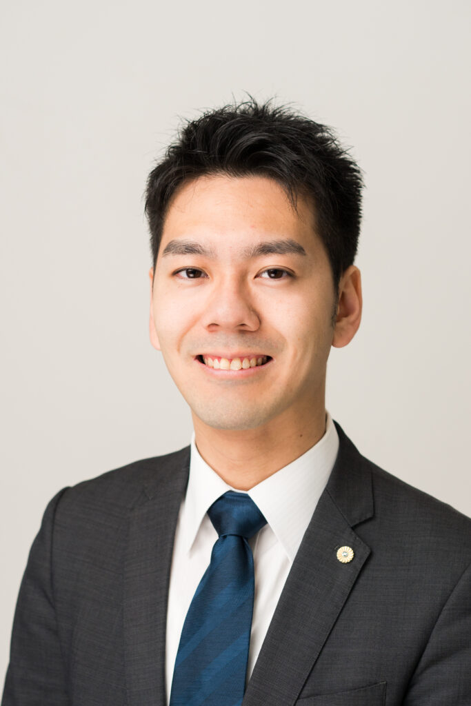 埼玉県川越市出身。明治大学卒業後、2011年機械販売の専門商社へ入社。 東北営業所の配属（仙台勤務)となり、仕事を通じて震災復興に関わる中、お客様でもある被災企業が新しい機械を導入しても人を採用できずもどかしい現状を知り、採用・定着や人事労務管理を通じて復興に貢献したいと2016年に仙台市の社会保険労務士事務所に転職。人事労務コンサルタントとして宮城県内の事業所の人事、労務、採用という組織人事面からのコンサルティング業務に従事。 2018年9月より独立し、2022年1月法人化、現在に至る。